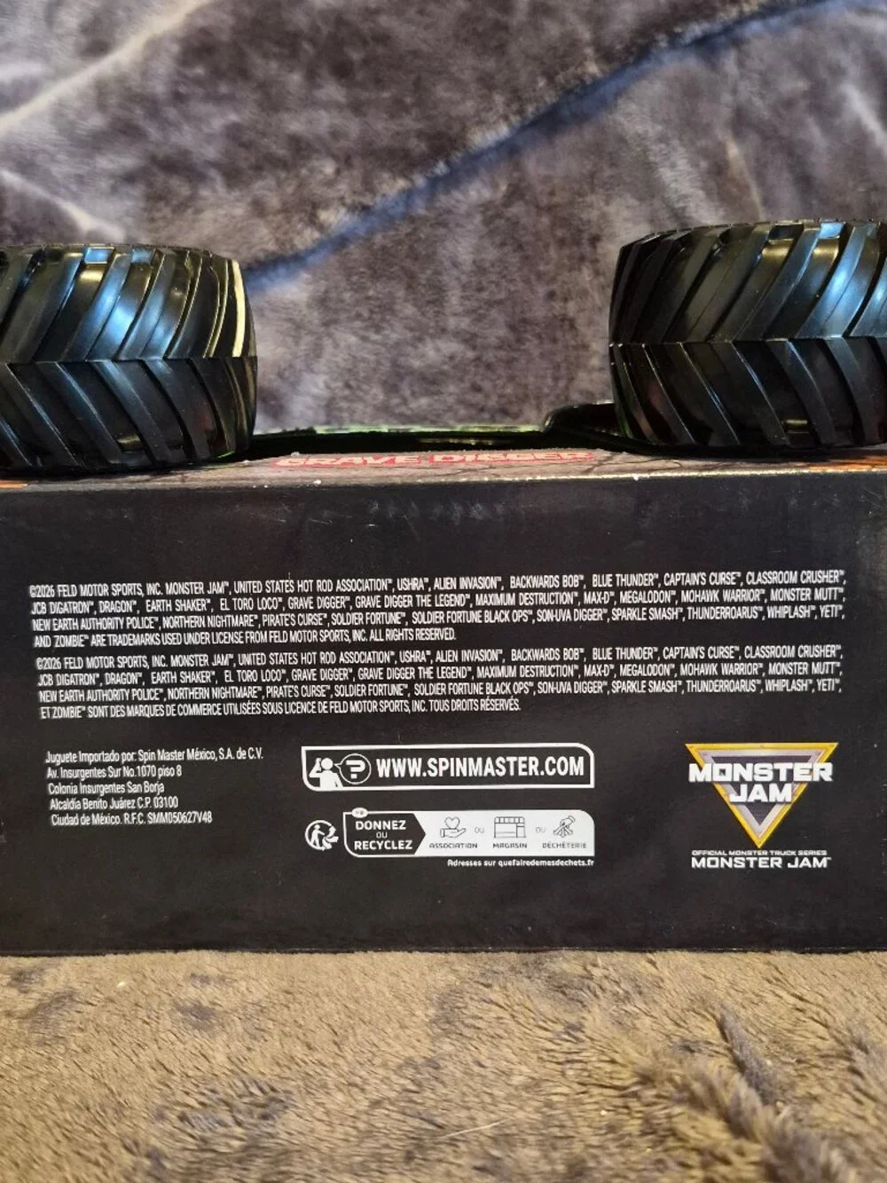 Spin Master Monster Jam 2025 Grave Digger 1:24 Scale Monster Truck, Series 25